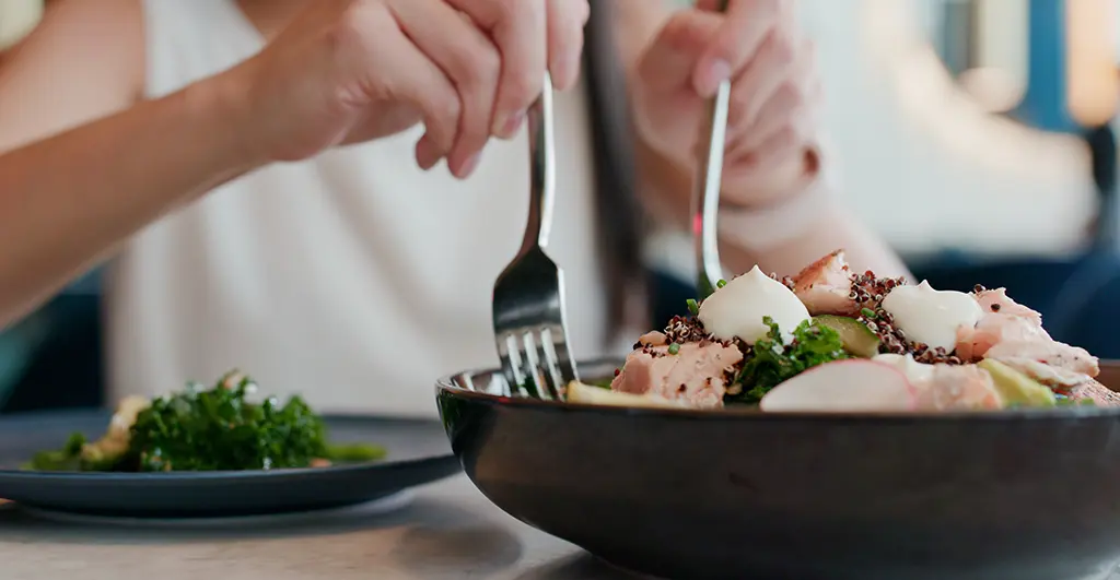 Alimentation et sommeil : tryptophane, magnésium, vitamines B pour mieux dormir. Évitez caféine, repas lourds et alcool le soir. Conseils pratiques.